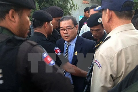 ảnh sát Campuchia áp giải Thượng nghị sỹ Hong Sok Hour (giữa) tại Phnom Penh. (Ảnh: AFP/TTXVN)