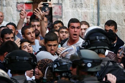 Đụng độ giữa những người Palestine và cảnh sát Israel tại Thánh đường Al-Aqsa. (Nguồn: AP)