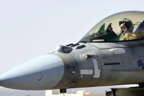 Máy bay liên quân sẵn sàng tiến hành không kích lực lượng IS. (Ảnh: AP)