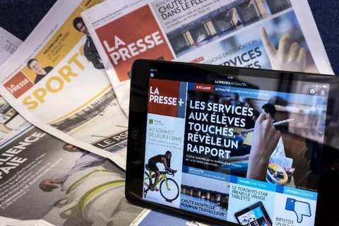 Phiên bản báo in và báo điện tử của La Presse. (Ảnh: THE CANADIAN PRESS)
