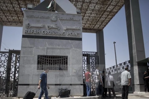 Người Palestine chờ qua cửa khẩu ở thành phố Rafah, miền Nam Dải Gaza ngày 20/8. (Nguồn: AFP/TTXVN)