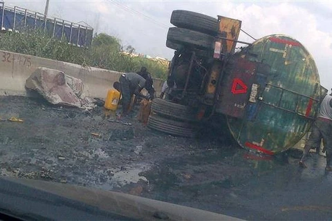 Hiện trường vụ xe chở dầu nổ ở Nam Sudan. (Ảnh: Pressv)