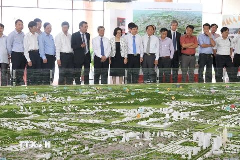 Đại biểu tham dự Hội nghị tham quan mô hình Đồ án quy hoạch chung đô thị Bắc Ninh. (Ảnh: Thái Hùng/TTXVN)