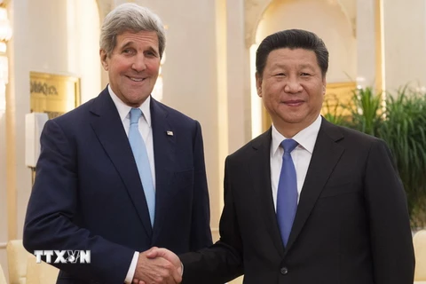 Chủ tịch Trung Quốc Tập Cận Bình (phải) và Ngoại trưởng Mỹ John Kerry. (Ảnh: AFP/TTXVN)
