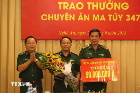 Thiếu tướng Nguyễn Cảnh Hiền, Phó Tư lệnh Bộ đội Biên phòng trao thưởng cho Ban chuyên án và lực lượng tham gia phá án. (Ảnh: Nguyễn Văn Nhật/TTXVN)