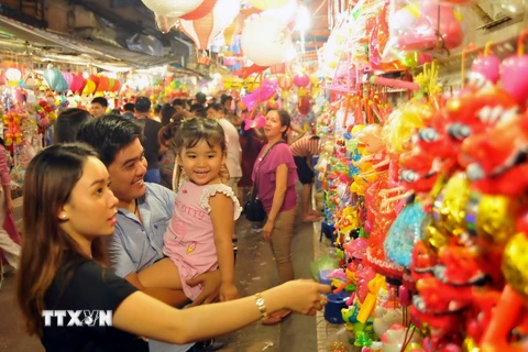 Người dân tham quan, mua sắm đèn lồng tại đường Phú Định, Quận 5. (Ảnh: An Hiếu/TTXVN)