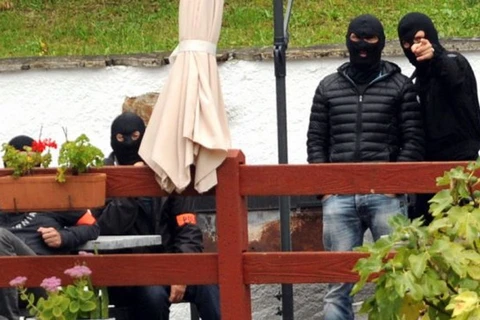 Cảnh sát đặc nhiệm Pháp canh gác bên ngoài nơi bắt giữ 2 thủ lĩnh ETA. (Ảnh: AFP)