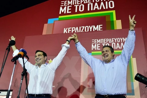 Lãnh đạo Đảng Syriza Alexis Tsipras (trái) và lãnh đạo Đảng ANEL Panos Kamenos chia sẻ niềm vui chiến thắng. (Ảnh: AFP/TTXVN)