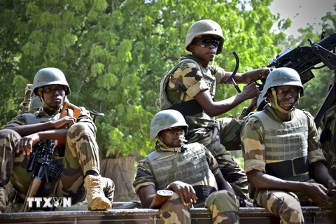 Binh sỹ Nigeria gác bên ngoài một hội nghị cấp cao bàn về chiến lược chống Boko Haram, tại thành phố Diffa ngày 3/9. (Ảnh: Reuter/TTXVN)