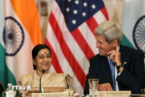 Ngoại trưởng Mỹ John Kerry (phải) và Ngoại trưởng Ấn Độ Sushma Swaraj tại Đối thoại chiến lược và thương mại Mỹ- Ấn Độ ở thủ đô Washington ngày 22/9. (Ảnh: Reuters/TTXVN)