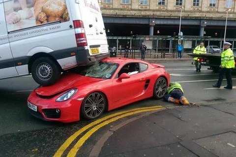 Tài xế chiếc xe sang Porsche đã mắc kẹt trong chiếc xe sau khi tai nạn xảy ra. (Nguồn: manchestereveningnews)