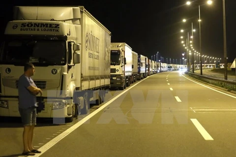 Đoàn xe tải xếp hàng dài trên đường cao tốc gần Batrovci ở biên giới Serbia-Croatia ngày 23/9. (Ảnh: AFP/TTXVN)