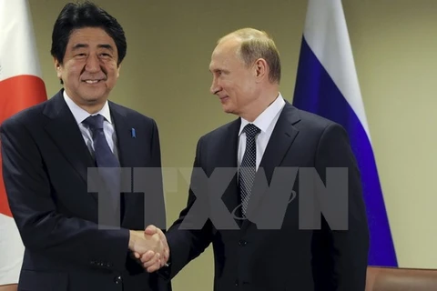 Tổng thống Nga Vladimir Putin (phải) và Thủ tướng Nhật Bản Shinzo Abe. (Ảnh: Reuters/TTXVN)