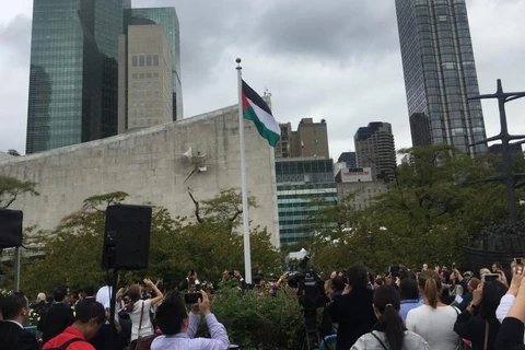Lá cờ của Nhà nước Palestine tung bay trước trụ sở của Liên hợp quốc. (Ảnh: newsweek.com)