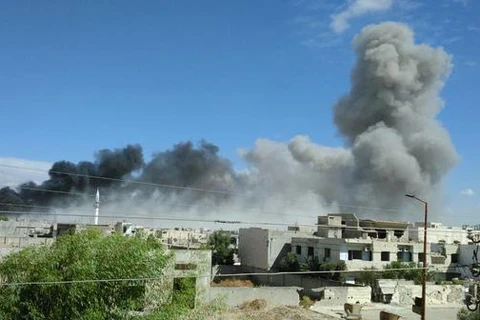 Khói bốc lên sau cuộc không kích của Nga ở Syria. (Anh: Joyce Karam/Twitter)