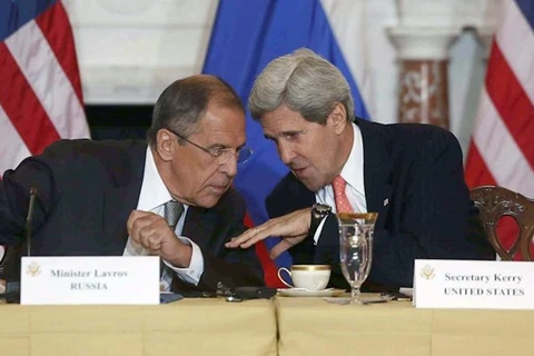 Ngoại trưởng Nga Sergey Lavrov (trái) và người đồng cấp Mỹ John Kerry. (Nguồn: ABC News)