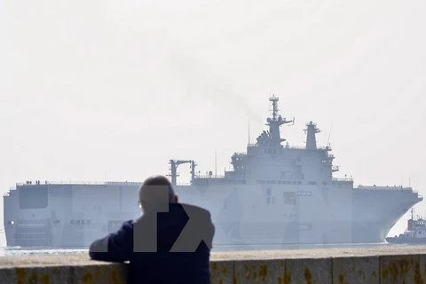 Tàu Sevastopol Mistral trong lần chạy thử đầu tiên ngoài khơi Saint-Nazaire, tây bắc Pháp ngày 16/3. (Nguồn: AFP/TTXVN)