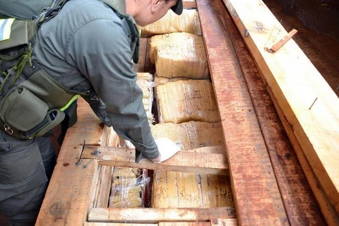 Gần 3 tấn ma túy đã được giấu trong các thùng gỗ. (Ảnh: Telam)