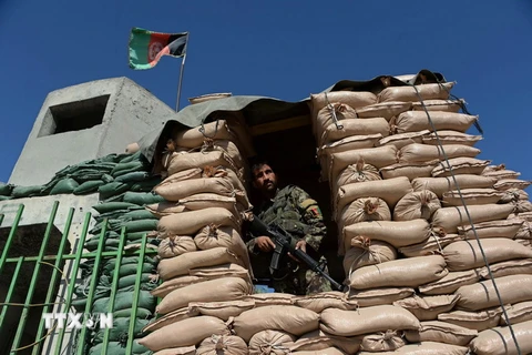 Nhân viên an ninh Afghanistan canh gác tại một căn cứ quân sự. (Ảnh: AFP/TTXVN)