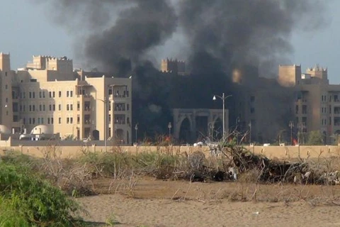 Khách sạn Al-Qasr bốc cháy sau vụ tấn công. (Ảnh: AFP)