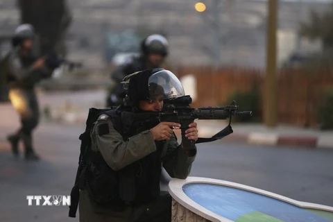 Binh sỹ Israel trấn áp người Palestine biểu tình bạo động tại Bet El, gần thành phố Ramallah ở Khu Bờ Tây ngày 4/10. (Reuters/TTXVN)