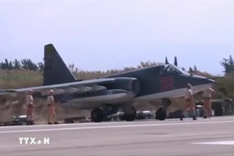 Máy bay chiến đấu Su-25 của Không quân Nga đậu trên đường băng tại căn cứ không quân Heymim ngày 5/10. (Reuters/TTXVN)