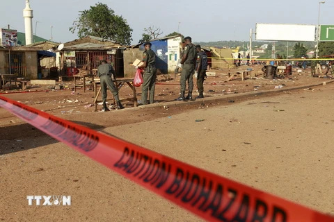 Cảnh sát điều tra tại hiện trường vụ nổ bom. (Reuters/TTXVN)