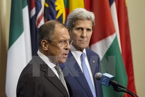 Ngoại trưởng Nga Sergei Lavrov (trái) và Ngoại trưởng Mỹ John Kerry phát biểu sau cuộc gặp bên lề Hội đồng Bảo an Liên hợp quốc. (Ảnh: Reuters/TTXVN)