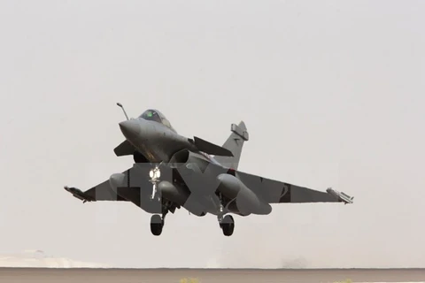 Máy bay chiến đấu Rafale của không quân Pháp cất cánh từ căn cứ ở vùng Vịnh ngày 8/9, tham gia hỗ trợ chiến dịch chống IS của liên quân do Mỹ đứng đầu tại Syria. (Nguồn: AFP/TTXVN)