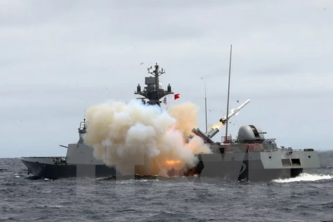 Tàu của hải quân Hàn Quốc phóng tên lửa trong một cuộc tập trận. (Nguồn: Yonhap/TTXVN)