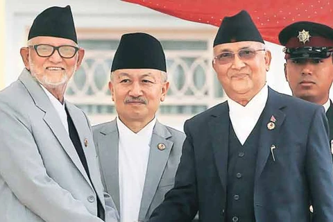Thủ tướng mới của Nepal Sharma Oli (Phải). (Ảnh: AP)