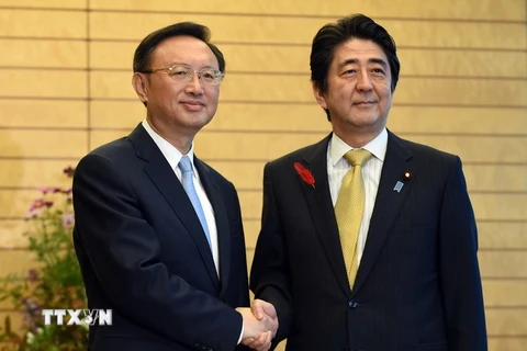 Thủ tướng Nhật Bản Shinzo Abe (phải) có cuộc gặp với Ủy viên Quốc vụ Trung Quốc Dương Khiết Trì (trái). (Ảnh: AFP/TTXVN)