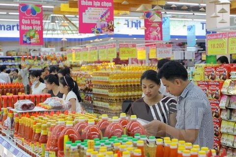 Người tiêu dùng chọn mua hàng Việt Nam tại siêu thị Saigon Co.op Thành phố Hồ Chí Minh. (Ảnh: Thanh Vũ/TTXVN)
