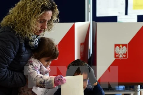 Cử tri Ba Lan bỏ phiếu tại một địa điểm bầu cử ở Warsaw. (Nguồn: AFP/TTXVN)