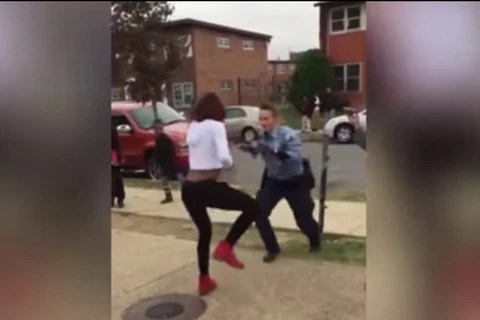 [Video] Cảnh sát Mỹ nhảy tưng bừng cùng kẻ gây rối tuổi teen