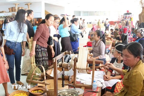 Hội chợ Hàng thủ công mỹ nghệ Lào lần thứ 14. (Ảnh: Phạm Kiên/TTXVN)