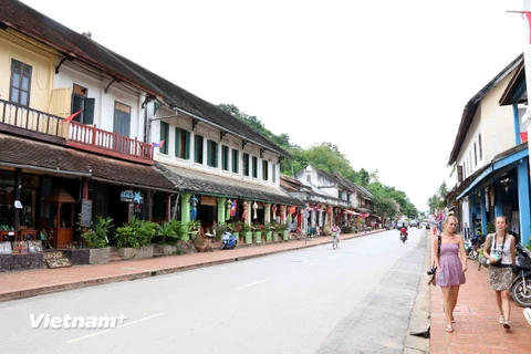 Đi bộ trên những con phố cổ của Luang Prabang là một thú vui khó cưỡng của du khách. (Ảnh: Phạm Kiên/Vietnam+)