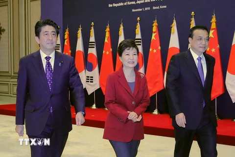 Tổng thống Hàn Quốc Park Geun-hye (giữa), Thủ tướng Trung Quốc Lý Khắc Cường (phải) và Thủ tướng Nhật Bản Shinzo Abe trong cuộc gặp lịch sử tại Seoul ngày 1/11.(Ảnh: THX/ TTXVN)