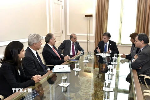 Tổng thống Colombia Juan Manuel Santos (thứ 3, phải) trong cuộc họp với Đại diện Tiểu ban chấm dứt xung đột của LHQ Jean Arnault (thứ 3, trái) về tiến trình hòa đàm giữa Chính phủ Colombia và FARC tại Bogota, ngày 29/10. (THX/TTXVN)