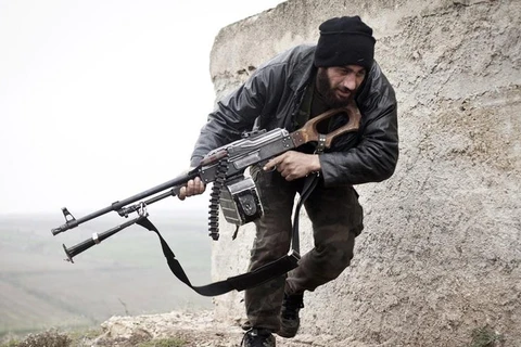Một tay súng của lực lượng nổi dậy tại Syria. (Ảnh: AP)