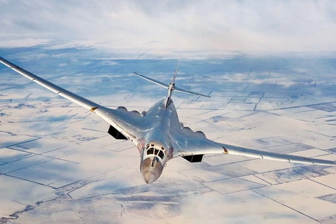 Chiêm ngưỡng máy bay siêu thanh Tu-160 phóng tên lửa hành trình