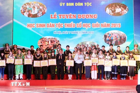 Phó Thủ tướng Nguyễn Xuân Phúc và Bộ trưởng, Chủ nhiệm Ủy ban Dân tộc Giàng Seo Phử chụp ảnh chung với các học sinh dân tộc thiểu số học giỏi năm 2015. (Ảnh: Phạm Kiên/TTXVN)