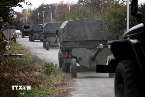 Xe của lực lượng ly khai chở súng chống tăng MT-12 Rapira 100-mm rút khỏi Donetsk ngày 28/10. (AFP/TTXVN)