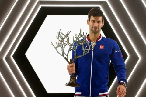 Novak Djokovic cùng chiếc cup vô địch. (Ảnh: Reuters)