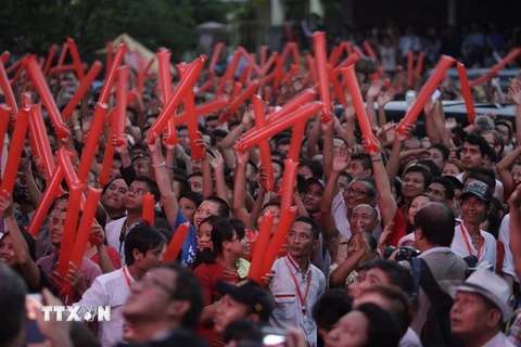 Những người ủng hộ NLD tập trung trước trụ sở của đảng ở Yangon ngày 8/11. (Ảnh: THX/TTXVN)