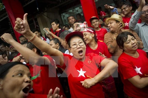 Những người ủng hộ đảng NLD đối lập tuần hành sau khi kết quả bầu cử đợt đầu tiên được công bố. (Nguồn: AFP/TTXVN)