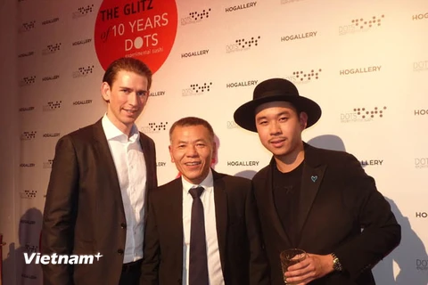 Bộ Trưởng Ngoại giao Áo Sebastian Kurz, ông Hồ Xuân Thái (giữa) và con trai Ho Martin. (Ảnh: Vietnam+)