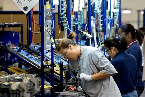 Công nhân làm việc tại một nhà máy của Mỹ. (Nguồn: Bloomberg)