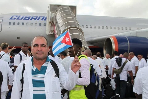Các nhân viên y tế Cuba tới Sierra Leone hỗ trợ dập dịch Ebola. (Nguồn: www.un.org)
