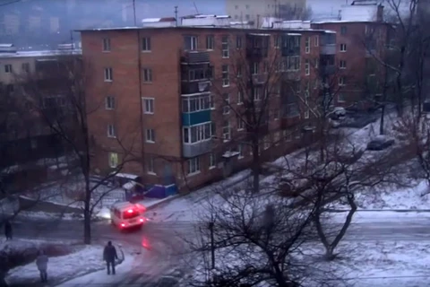 Nga: Mặt đường đóng băng khiến xe hơi mất lái xoay tròn 